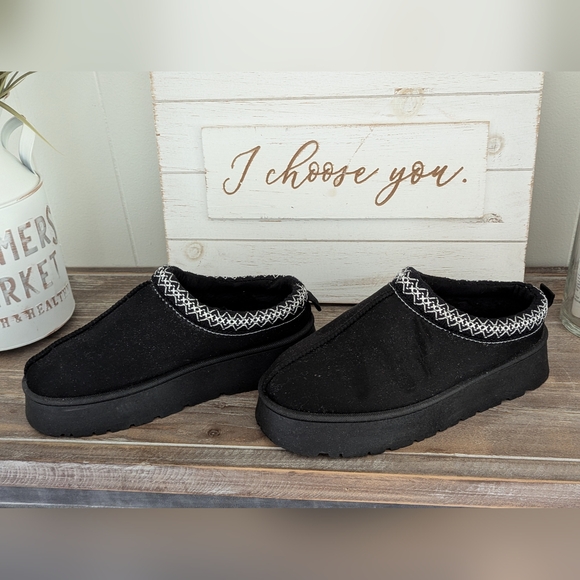 Wild Diva Black and White Slip-On Slippers - Picture 2 of 3